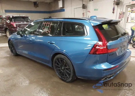 2020 Volvo V60 T5 R-Design z USA, uszkodzony, nr VIN YV1102EM2L2374561